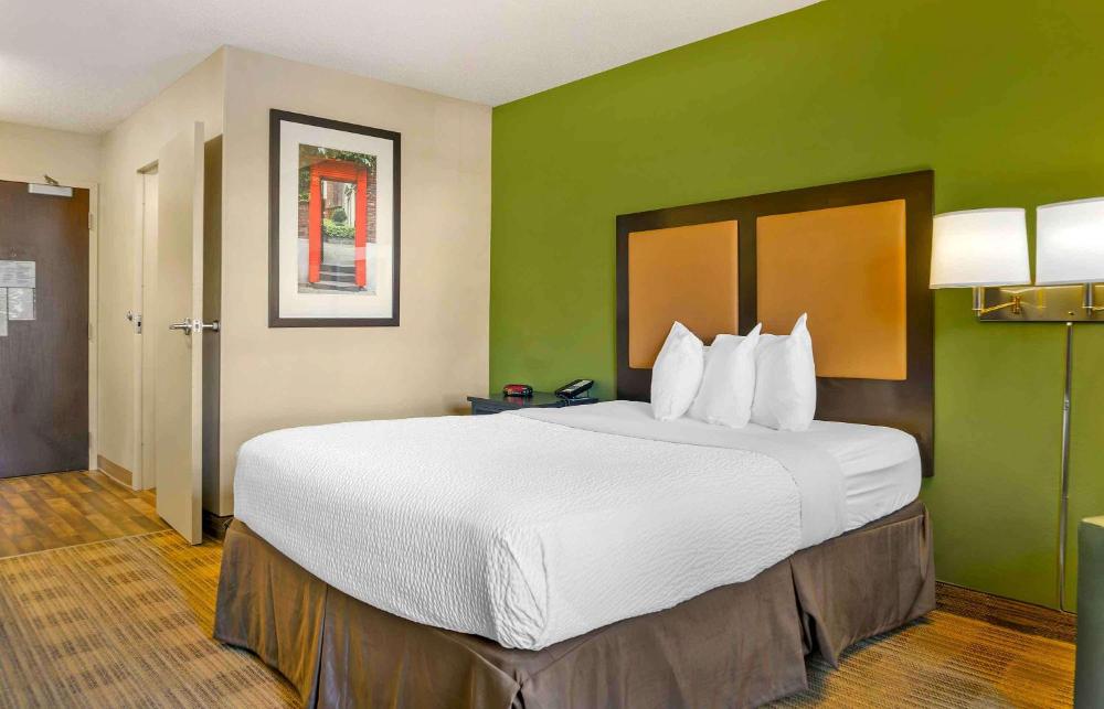 Queen studio with 1 Queen Bed - Disability Access/Non-Smoking interior